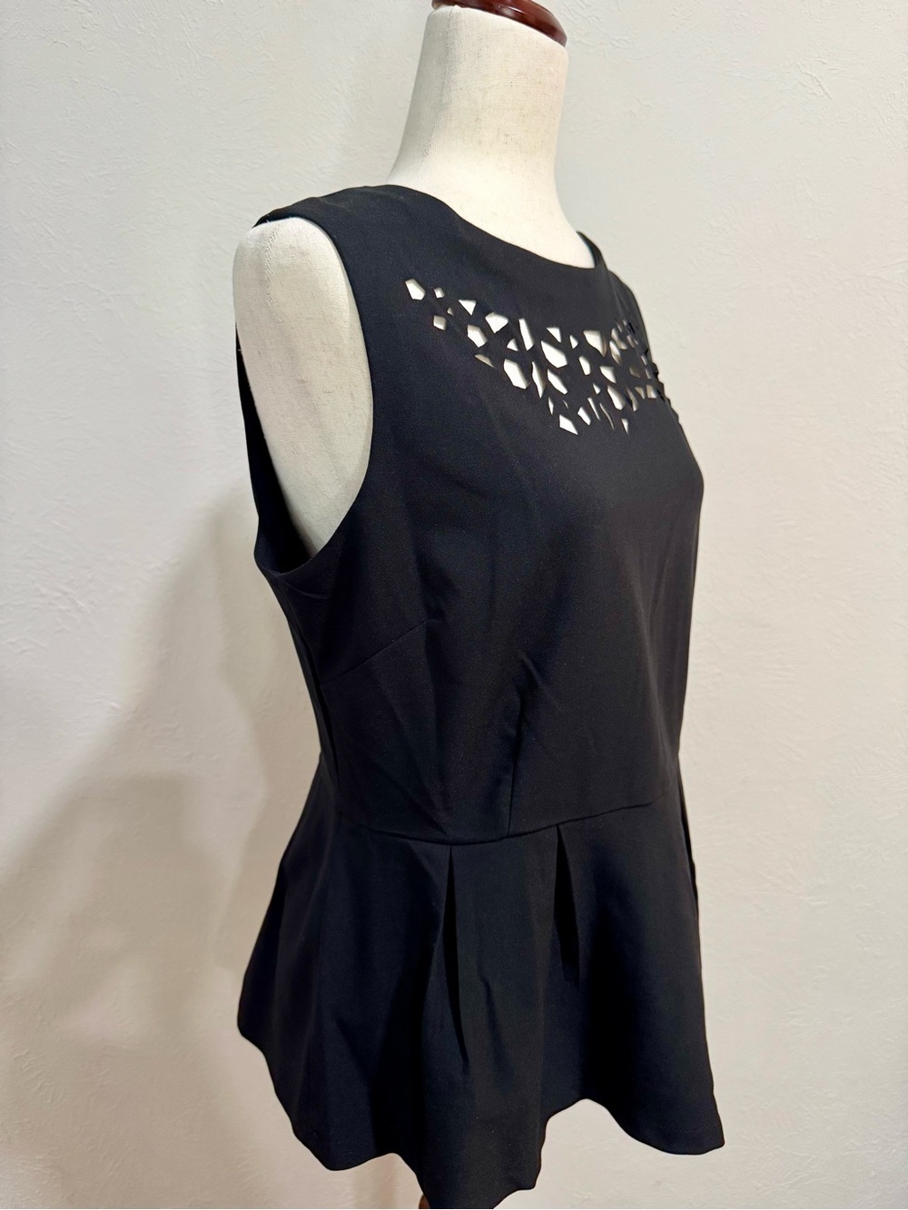 Cortell Sleeveless Black Peplum Top with Cutout Detail US 14 - Picture 2 of 9